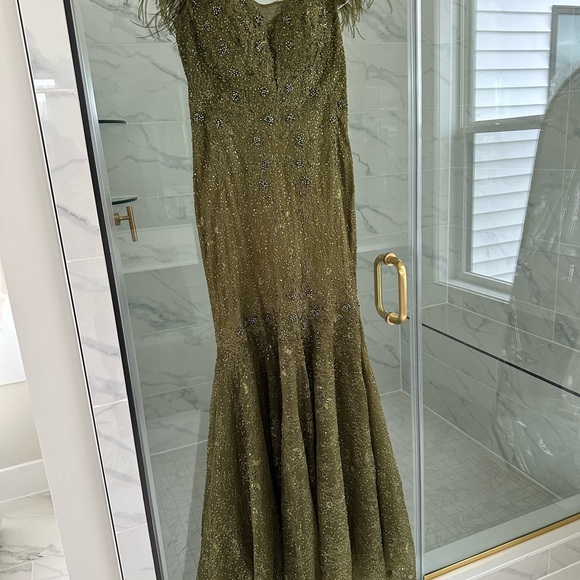 Mac Duggal Off-The-Shoulder Feather Embellished Mermaid Gown - Picture 4 of 5